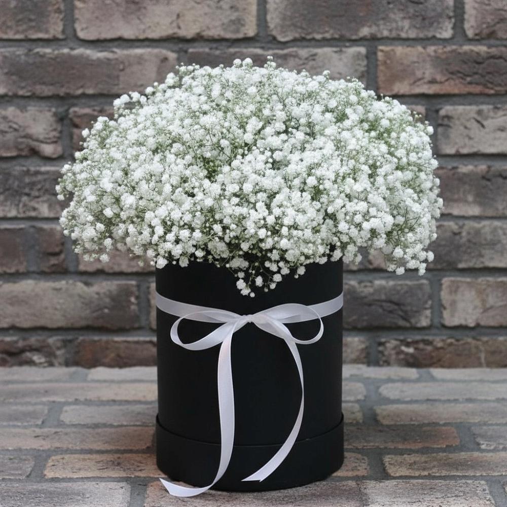 Цветочная композиция из Гипсофила в шляпной коробке в Паниково