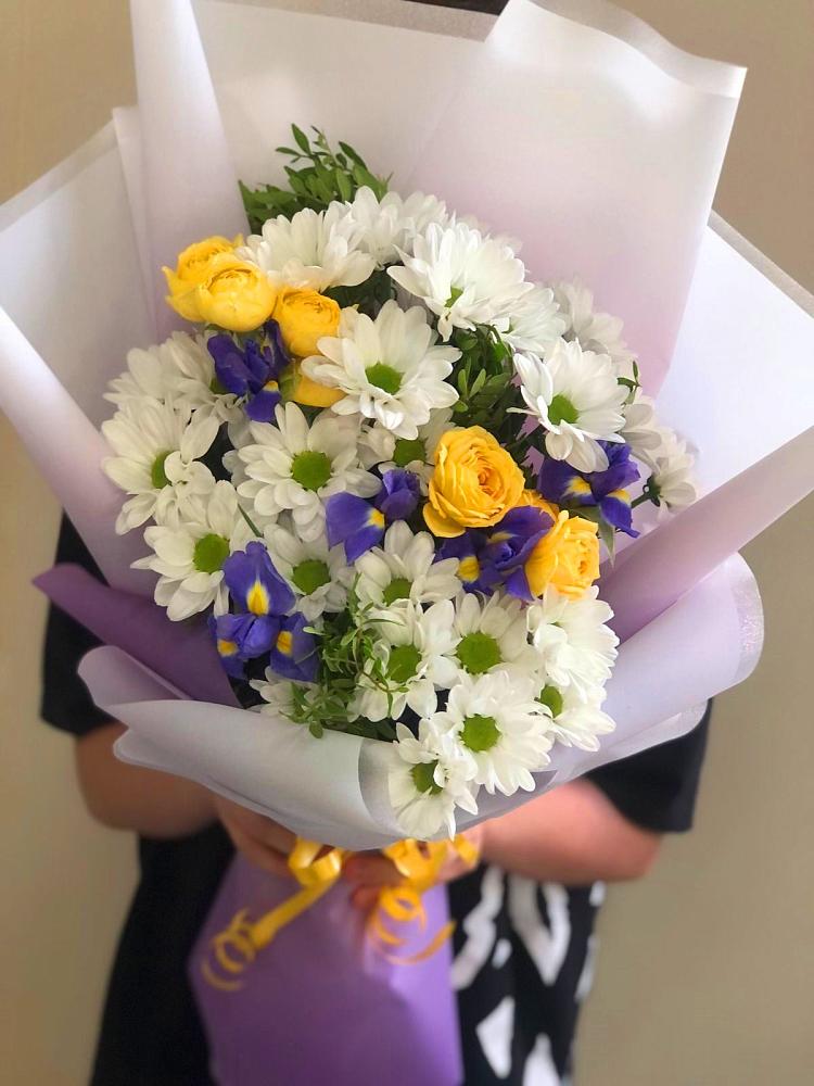 Букет солнечный привет в Паниково Букет цветов из: Ирисы, Хризантемы и Розы в Паниково