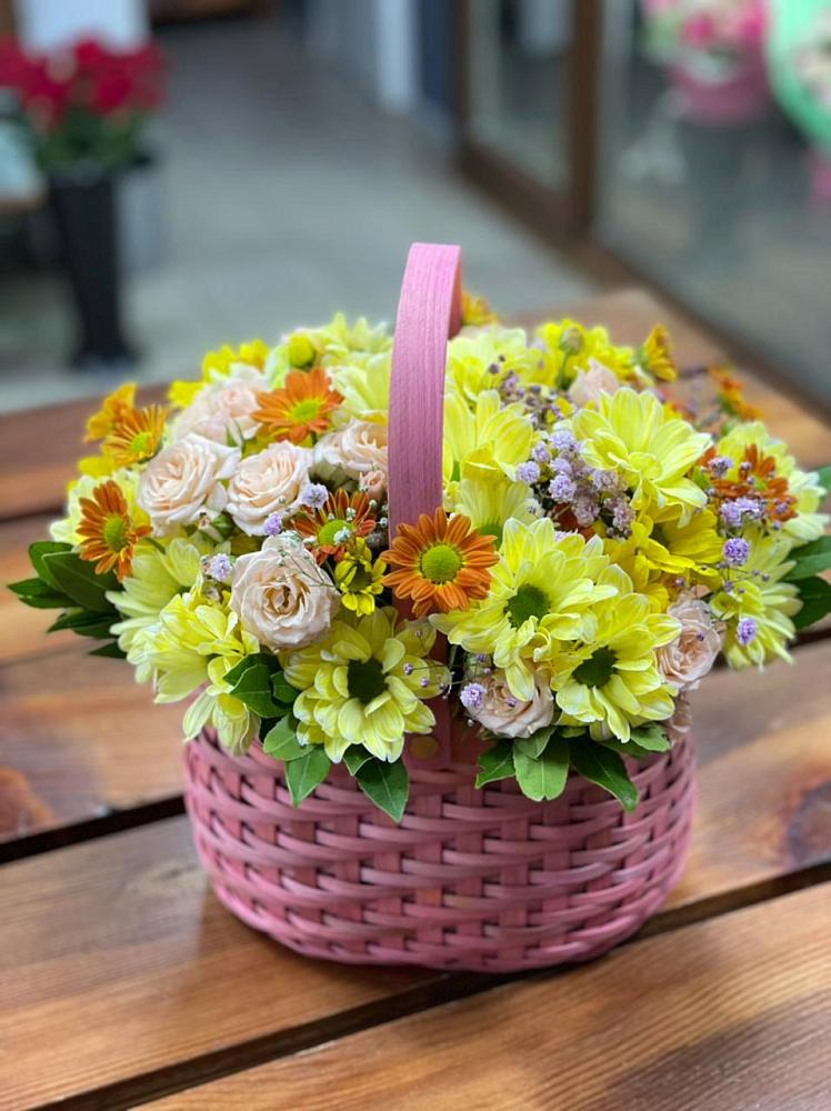 Цветочная композиция из Хризантемы и Розы в корзине в Паниково