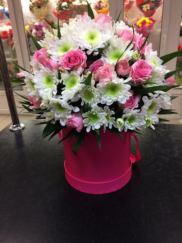 Цветочная композиция из Розы и Хризантемы в шляпной коробке в Паниково