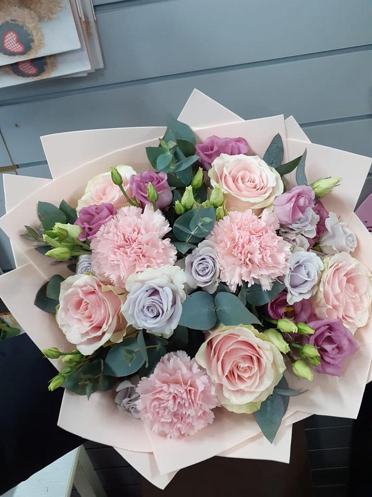 Букет цветов из: Розы, Гвоздики и Лизиантусы в Паниково